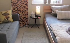 #2 Ruhiges gemütliches Gästezimmer mit 2 Einzelbetten Gemeinschaftsbad W-Lan Airport nah Late Night Check in Haus Nr 9,5